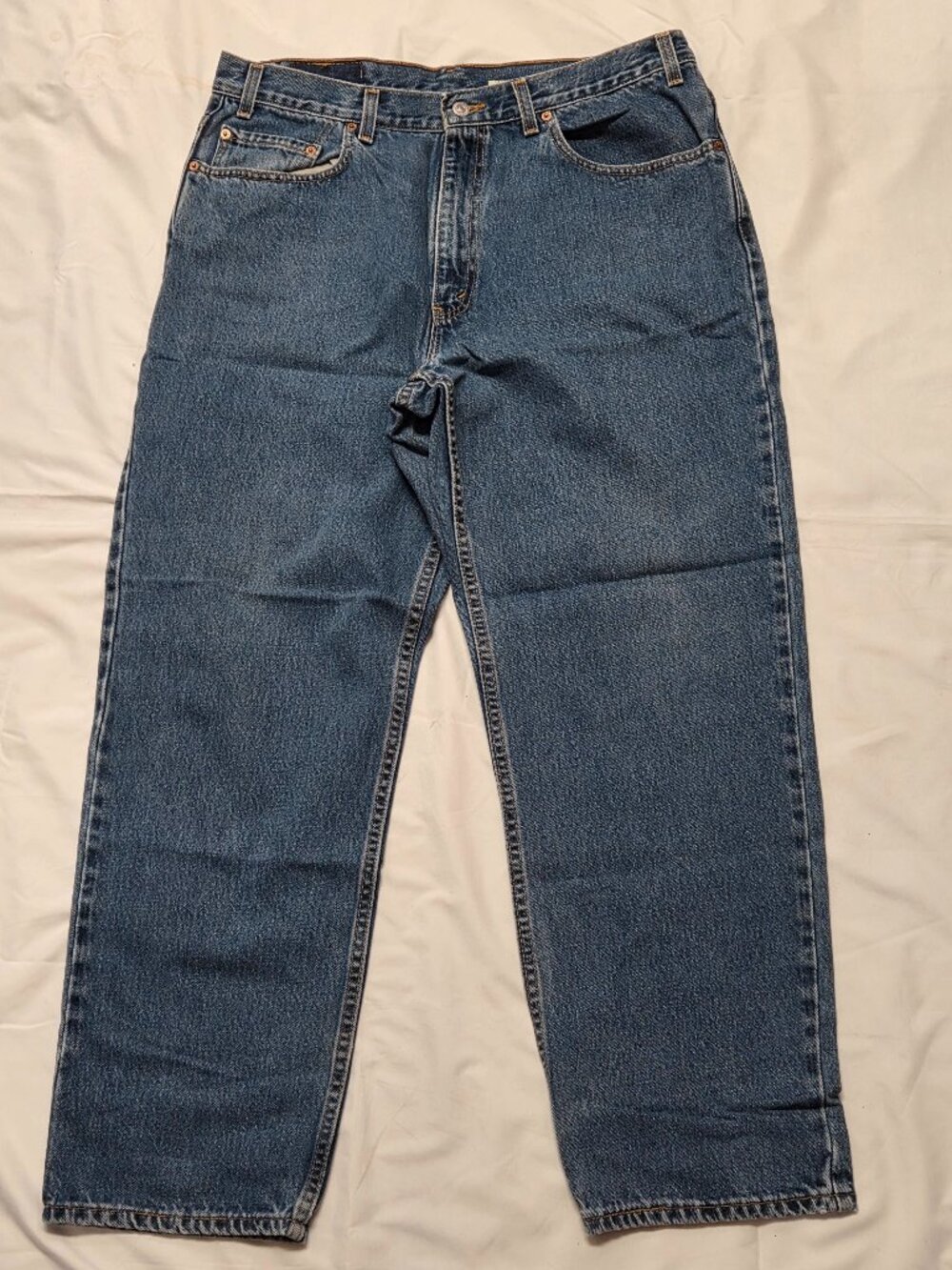 Levi’s 550 Medium Wash Denim 38 x 30 Relaxed Fit Straight Leg (34 1/2" x 29")
